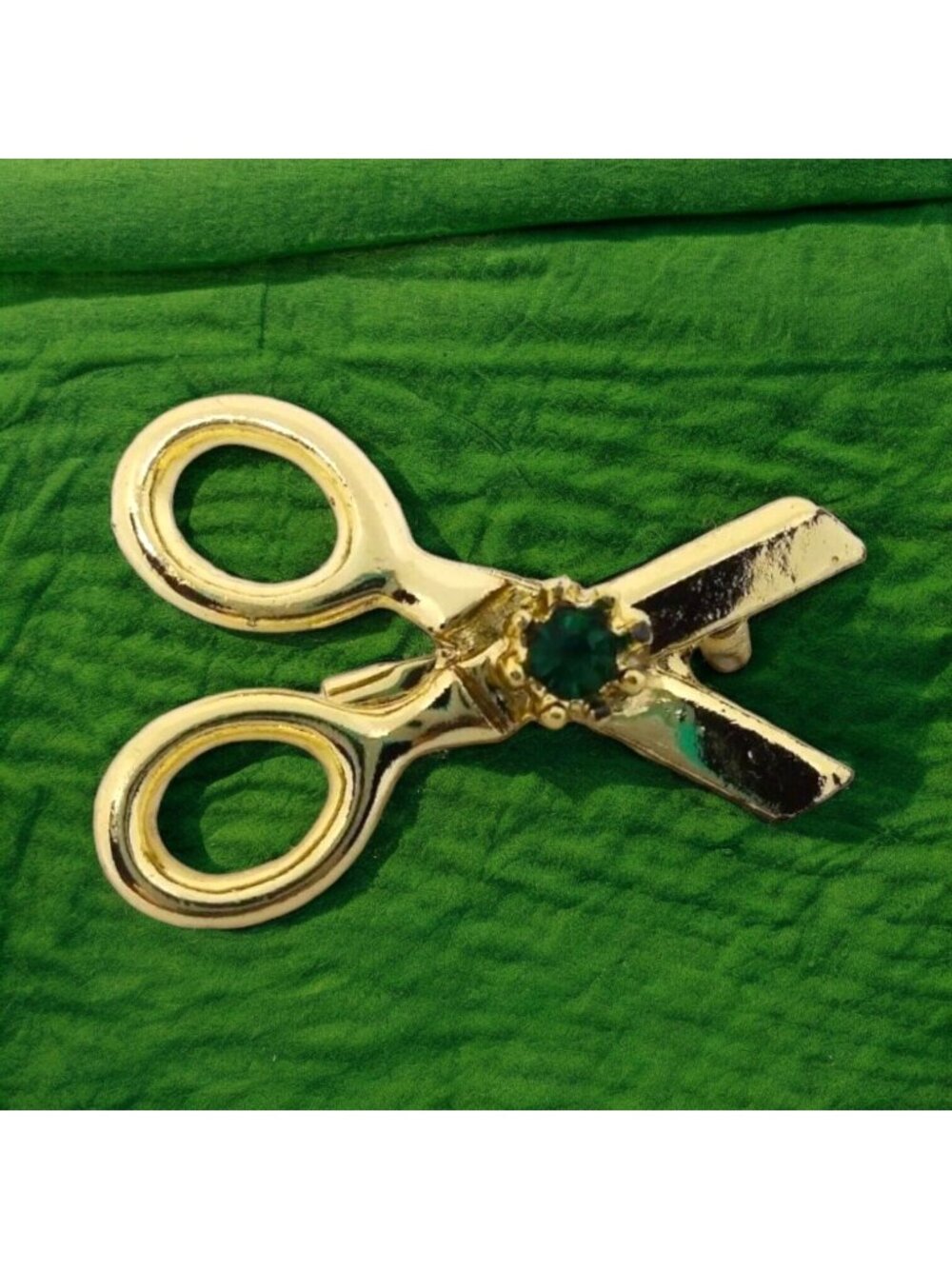 Vintage scissors brooch Pin Gold Tone with green rhinestone 1-1/4"×1" Sewing